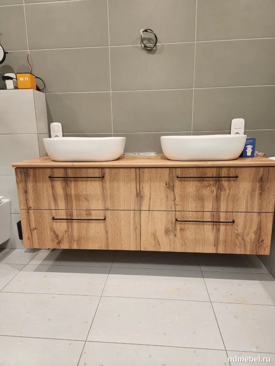 Подвесная тумба под две накладные раковины в ванную комнату, выполненная под натуральное дерево (дуб) с текстурой и черными минималистичными ручками. Мебель выполнена в современном стиле с элементами лофта.